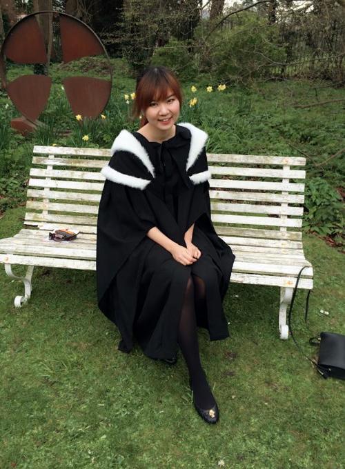中国侨网彭阳在剑桥大学校园拍的毕业照。本文图片均由彭阳提供