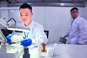 中国侨网工作人员正在3D打印产品研发车间工作。
