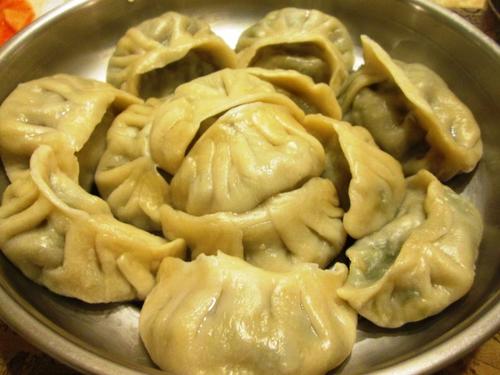 中国侨网菠菜玉米馅水饺。(图片来源:美国《世界日报》)