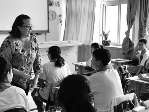 中国侨网米歇尔老师在为斋堂中学的学生上口语课。摄影 王海燕  