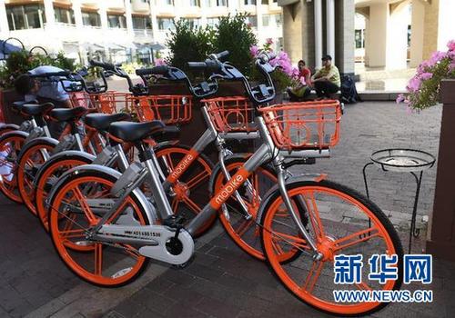 中国侨网9月20日,几辆摩拜单车停在美国首都华盛顿街头。新华社记者殷博古摄