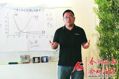 中国侨网江俊在中国科技大学授课。