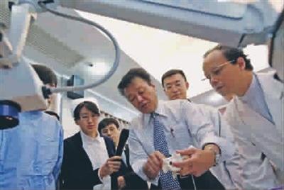 中国侨网福岛孝德（前排右二）和医护人员交流 浦南医院 供图