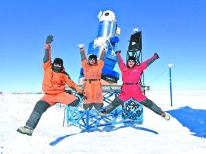 中国侨网今天年初，参加南极科考队的队员与在南极巡天望远镜AST3-2合影。
