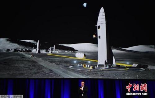 中国侨网资料图：当地时间9月29日，美国太空探索技术公司SpaceX首席执行官伊隆·马斯克在澳大利亚阿德莱德举行的第68届国际宇航大会上发表演讲。马斯克称，SpaceX的新型火箭BFR时速最高可达2.9万公里，我们可以利用它在一个小时内到达地球上的任何一个地方。