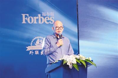 中国侨网图为袁岳在演讲 资料图片