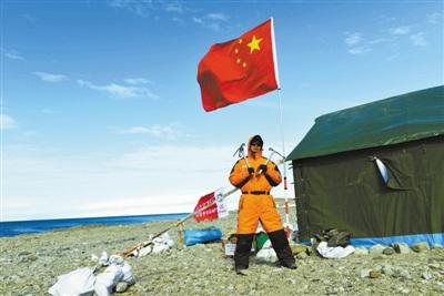 中国侨网恩科斯堡岛上，科考队员正在工作。 张翼 摄