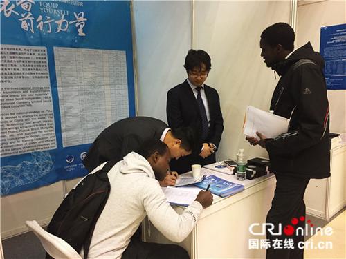 中国侨网非洲留学生在活动现场填写招聘报名表。