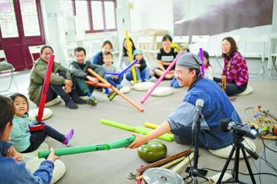 中国侨网“27院”邀请山人乐队的独立音乐人小不点给孩子们带来即兴音乐亲子课。