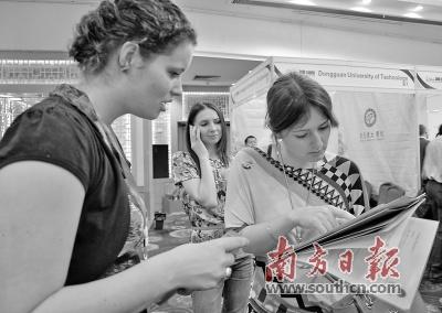 中国侨网资料图片:2011年以来,外籍人才招聘会在广州已举办6届,越来越受到国内企事业单位的认可。