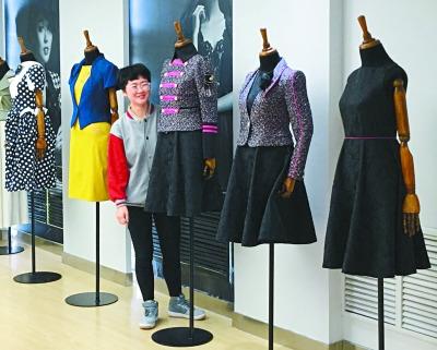 中国侨网胡萍展示参加集训时所制作的服装样品。