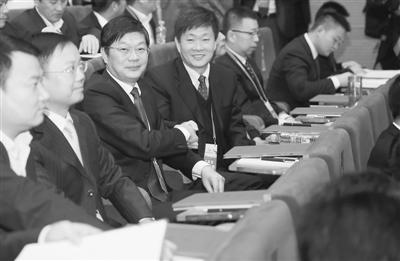 中国侨网11月28日，赣商代表在首届世界赣商大会上成功签约。本报记者 海 波摄