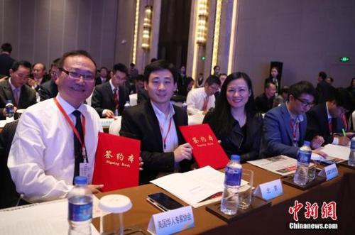 中国侨网11月27日下午,中国17家“侨梦苑”与81家专业协会签订140余个合作协议,协议涉及科技、文化、教育、航天航空、医学及信息技术等领域。当天,由国务院侨办主办、江西省外侨办承办的第八届海外华侨华人专业协会会长联席会在江西南昌开幕,来自20多个国家的近200个华侨华人专业协会的会长参会。 中新社记者 刘占昆 摄