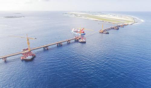 中国侨网资料图片：这是7月6日从空中俯拍的马尔代夫中马友谊大桥建设现场。新华社发