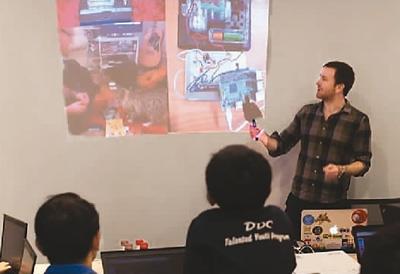 中国侨网来自英国的马丁博士为编程猫做教研指导工作，图为马丁给孩子们讲解海外的游戏平台。