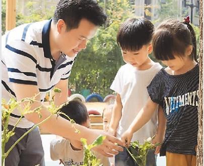 中国侨网陈俊(左一)主张孩子在自然中、生活中、“对话中”自主学习。图为陈俊与孩子一同观察亲自播种的农作物的生长情况。