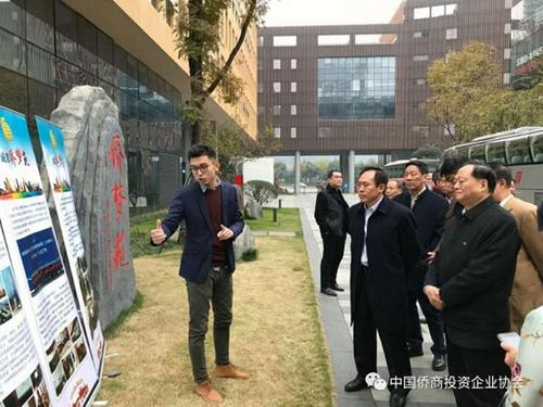 中国侨网中国侨商投资企业协会常务副会长王学利(右一)、秘书长于晓(右二)一行考察四川成都“侨梦苑”
