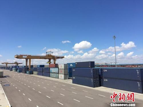 中国侨网五颜六色的集装箱如同一栋栋楼房鳞次栉比。 杨毅 摄