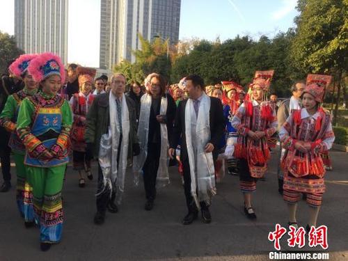 中国侨网图为埃里克·马斯金与云南师范大学商学院的师生在一起　马骞　摄