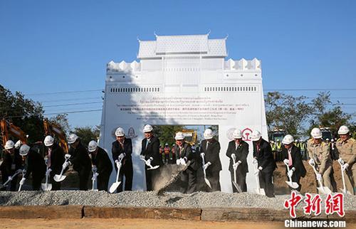 中国侨网12月21日，中泰铁路合作项目一期工程开工仪式在泰国呵叻府巴冲县举行。图为中泰嘉宾为一期工程动土。 中新社记者 王国安 摄