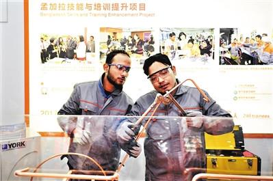 中国侨网海交会高技能人才成果展示活动,广州市工贸技师学院展区,参加技能与培训提升项目的外国学员在展示学习成果。 广州日报全媒体记者 廖雪明 摄