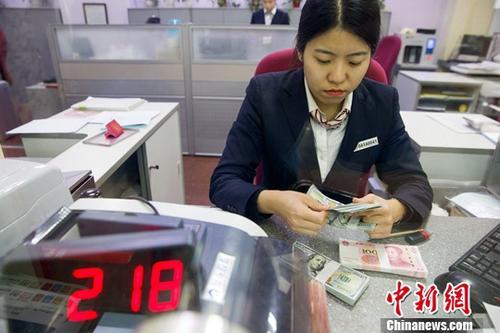 中国侨网资料图 银行工作人员清点货币。中新社记者 张云 摄