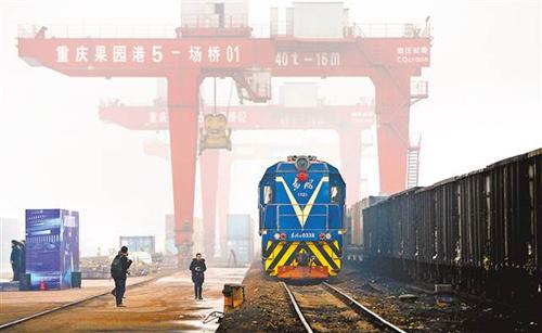 中国侨网12月28日，一列满载货物的中欧班列（重庆）从重庆果园港铁路专用线缓缓驶出，开往德国杜伊斯堡。记者 张锦辉 摄