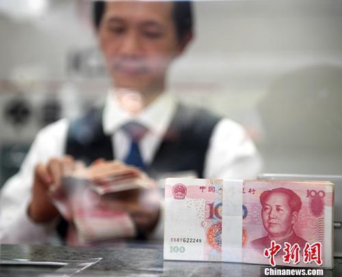 中国侨网资料图:图为广西南宁一银行工作人员清点货币。(中新社记者 俞靖 摄)
