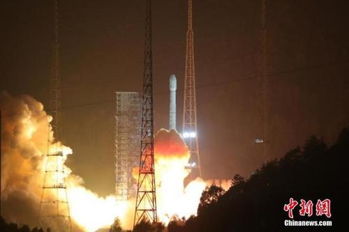 中国侨网资料图:2017年12月11日0时40分,中国在西昌卫星发射中心用长征三号乙运载火箭,成功将阿尔及利亚一号通信卫星发射升空。这是长征系列运载火箭的第258次飞行。 中新社发 王玉磊 摄