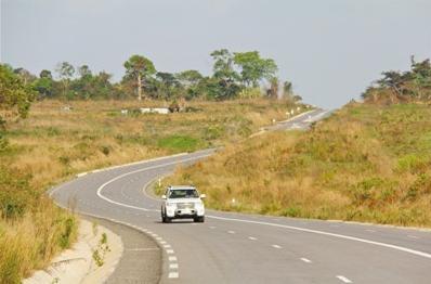 中国侨网刚果（布）国家一号公路由中国建筑集团承建。这条公路是当地人民心中的“梦想之路”，有助于推动刚果（布）经济社会发展。图为汽车行驶在宽阔的刚果（布）国家一号公路上。  　　本报记者 李志伟摄