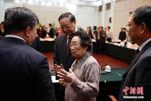 中国侨网资料图:屠呦呦荣获2015年诺贝尔生理学或医学奖。 中新社记者 韩海丹 摄
