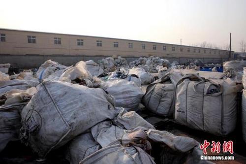 中国侨网资料图：2017年3月20日，大连海关破获一起千余吨“洋垃圾”走私大案。