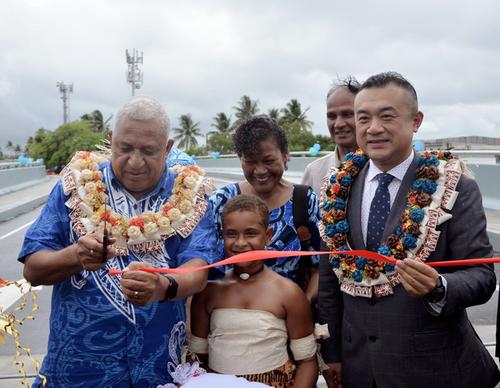 中国侨网斐济总理姆拜尼马拉马和中国驻斐济使馆临时代为通车仪式剪彩。