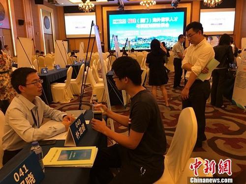 中国侨网资料图:2017年11月9日,2017年福建(厦门)海外留学人才与项目对接洽谈会(简称“留洽会”)在厦门启幕,围绕该市重点产业需求,广泛征集海外高层次人才,受到海外留学人才和急需人才的企事业单位热捧。中新社记者 杨伏山 摄