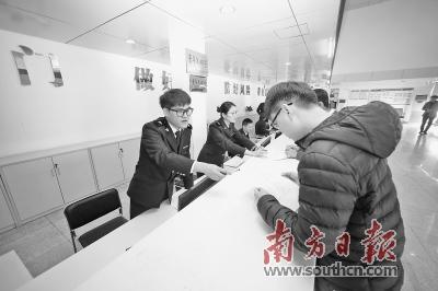 中国侨网深圳海关聚焦企业“痛点”,全力压缩通关时间。文/图:张光岩