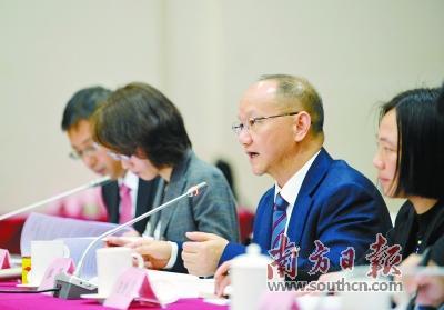 中国侨网25日下午，深圳代表团审议省政府工作报告，人大代表积极建言献策。南方日报记者  肖雄 王辉  王良珏 摄