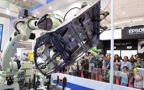 中国侨网资料图片：这是在北京举行的2017年世界机器人大会上展出的工业焊接机器人。新华社记者 李明放 摄