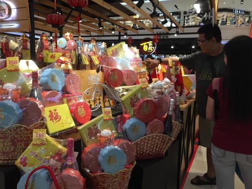 中国侨网传统商家认为，即便网购趋势越来越盛行，但到店内亲自体验购物乐的办年货习俗将继续保留。（马来西亚《星洲日报》）