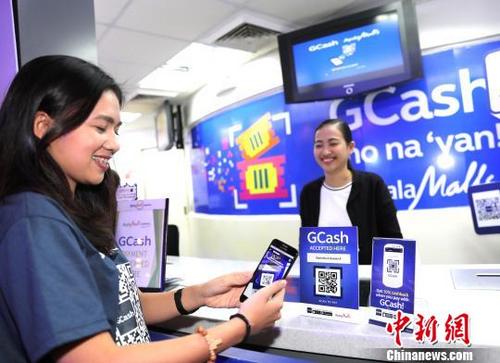 中国侨网资料图:图为菲律宾版支付宝GCash接入线下扫码付,菲律宾客户在商场体验。供图