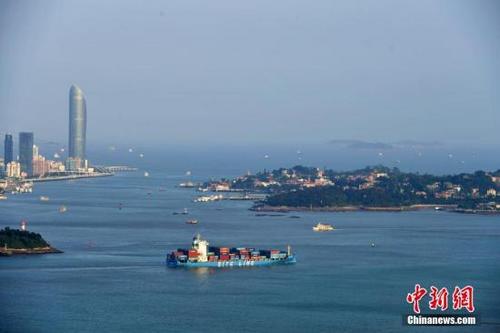 中国侨网一艘满载集装箱的货轮缓缓驶出厦门港。王东明 摄