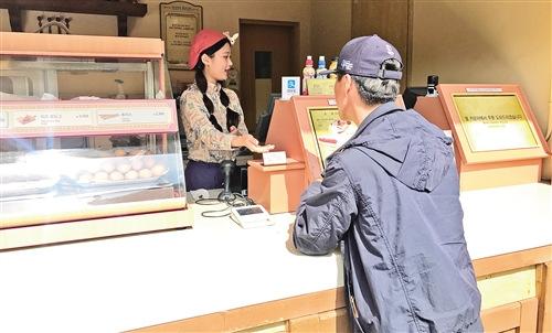 中国侨网韩国游乐场内的小吃摊位都可选择支付宝付款。本报记者 白云飞摄