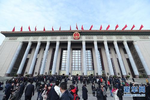 中国侨网3月5日，第十三届全国人民代表大会第一次会议在北京人民大会堂开幕，图为人民大会堂外景。 新华网/中国政府网 翟子赫 摄