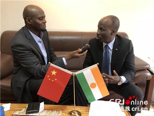 中国侨网尼日尔驻华大使（图右）接受中国国际广播电台豪萨语部记者专访