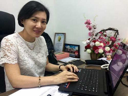 中国侨网每一份贷款申请都会经过张燕妮过目审核。(马新社)