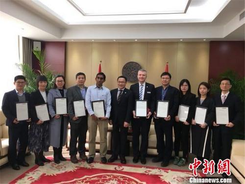 中国侨网浙江省外国人才签证确认函首发仪式在浙江杭州举行。 张煜欢 摄
