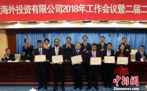 中国侨网 6名“一带一路”建设沿线国家的外籍员工因工作表现突出站上中国企业领奖台 王庆凯 摄