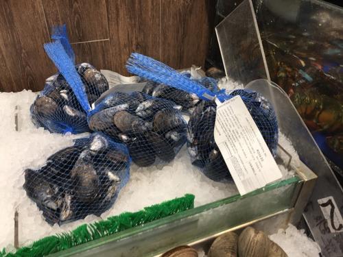 中国侨网新飞龙超市贝类海鲜都已贴上产地标签。(美国《世界日报》/记者林群 摄影)