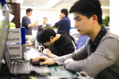 中国侨网3月7日，天府新区，清华四川能源互联网研究院的工作人员正进行研发。