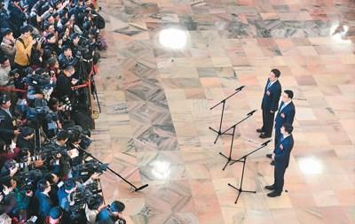 中国侨网图为3月15日,全国政协十三届一次会议在北京人民大会堂举行闭幕会。这是全国政协委员李彦宏、苏权科、邓中翰在“委员通道”接受采访。 新华社记者 申 宏摄