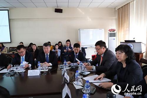 中国侨网中国驻蒙古国大使馆邢海明（右二）大使在开幕式致辞。右一为蒙古国工商会会长奥云其木格。